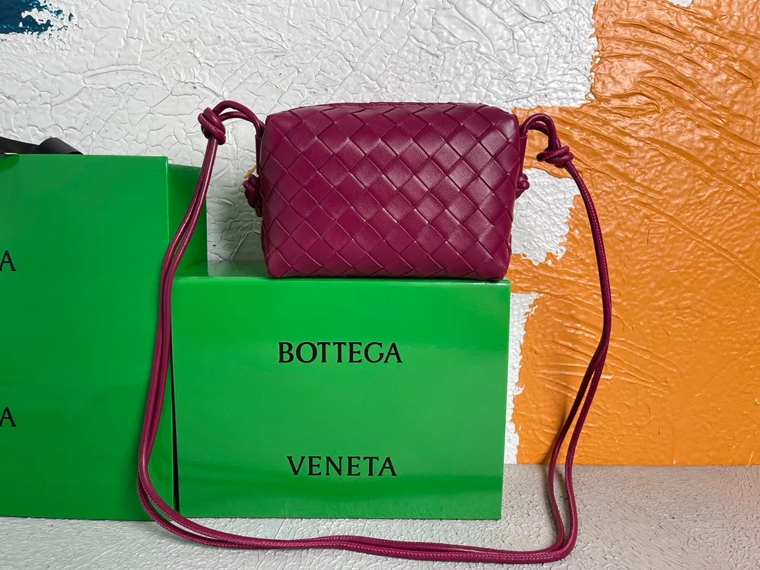 Batch 1160 BOTTEGA VENETA/Bottega 2021 new women's POUCH crossbody bag clutch, lntfecciato woven leather crossbody mini handbag, single internal open pocket, zipper closure, computer embroidered leather shoulder strap can be adjusted in length, model: 9896 Color: cinnabar red Origin: Italy Size: 17*12*8
